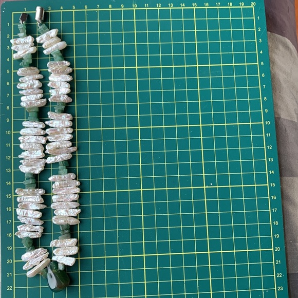 Fresh water pearls one strand with a rough  cut jade pendant - Picture 4 of 5